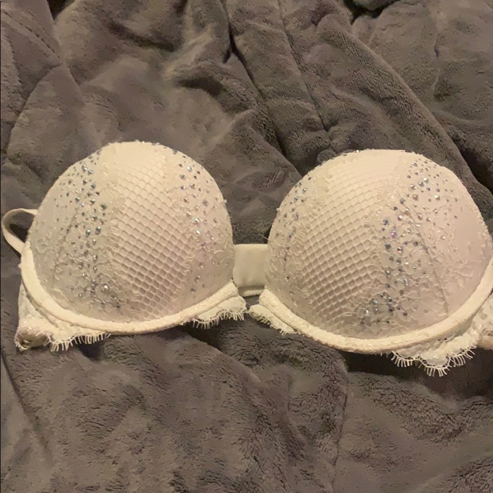 Sexy bombshell Victoria’s Secret